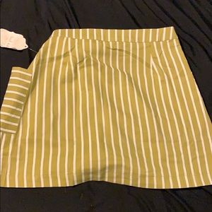 Yellow button skirt with bow